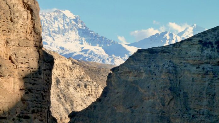 मुस्ताङको हिमाली भू-दृश्य — प्रतिनिधिमूलक तस्बिर मुस्ताङ क्षेत्रको सुक्खा हिमाली भू-दृश्य; मुक्तिनाथमा बढेका दर्शनार्थीसम्बन्धी समाचारका लागि प्रतिनिधिमूलक तस्बिर, मन्दिरको प्रत्यक्ष तस्बिर होइन।