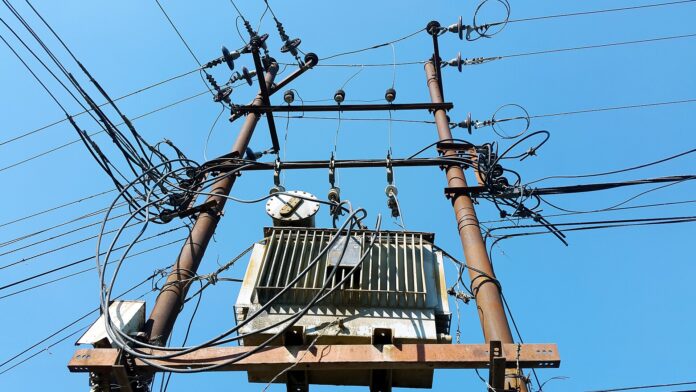 नेपालमा विद्युत् वितरणका तार र ट्रान्सफर्मरको तस्बिर