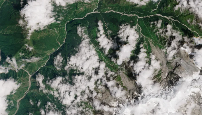 नेपाल–तिब्बत बाढी २०२६: उपग्रह तस्बिर अघि र पछि २०२६ अगस्टको नेपाल–तिब्बत बाढी प्रभावित क्षेत्रको उपग्रह तस्बिर अघि र पछि