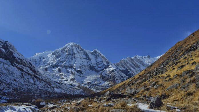 नेपालको पहाडी भूभागको प्रतिनिधिमूलक दृश्य; खाँदबारी–किमाथांका सडकको प्रत्यक्ष तस्बिर होइन