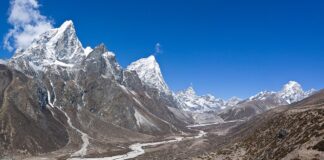 नेपालको खुम्बु क्षेत्रमा हिमाल र हिमाली उपत्यकाको दृश्य