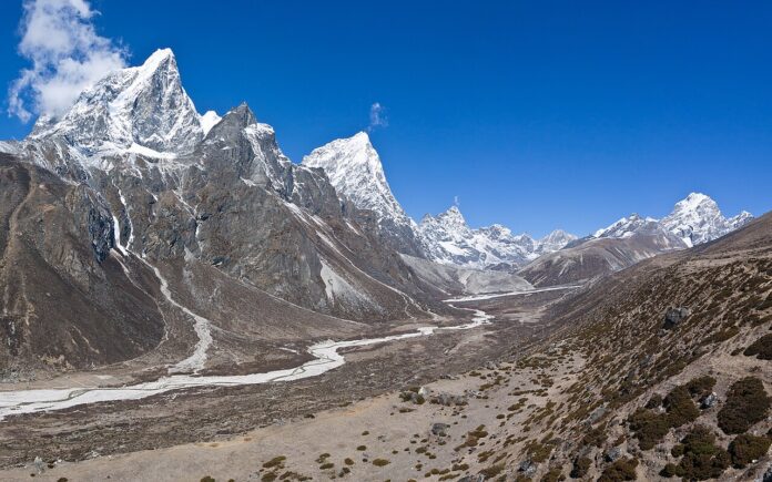 नेपालको खुम्बु क्षेत्रमा हिमाल र हिमाली उपत्यकाको दृश्य