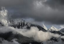 वर्षाका बादल र हिमपातले ढाकिएका हिमालयका चुचुराहरूको प्रतिनिधिमूलक दृश्य