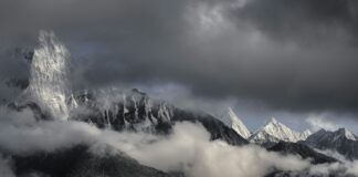 वर्षाका बादल र हिमपातले ढाकिएका हिमालयका चुचुराहरूको प्रतिनिधिमूलक दृश्य