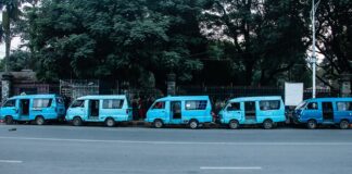 काठमाडौँमा सडक किनारमा रोकिएका सार्वजनिक यातायातका मिनिभ्यान — प्रतिनिधिमूलक तस्बिर