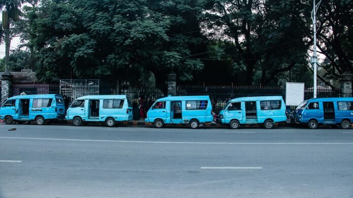 काठमाडौँमा सार्वजनिक यातायात — प्रतिनिधिमूलक तस्बिर काठमाडौँमा सडक किनारमा रोकिएका सार्वजनिक यातायातका मिनिभ्यान — प्रतिनिधिमूलक तस्बिर