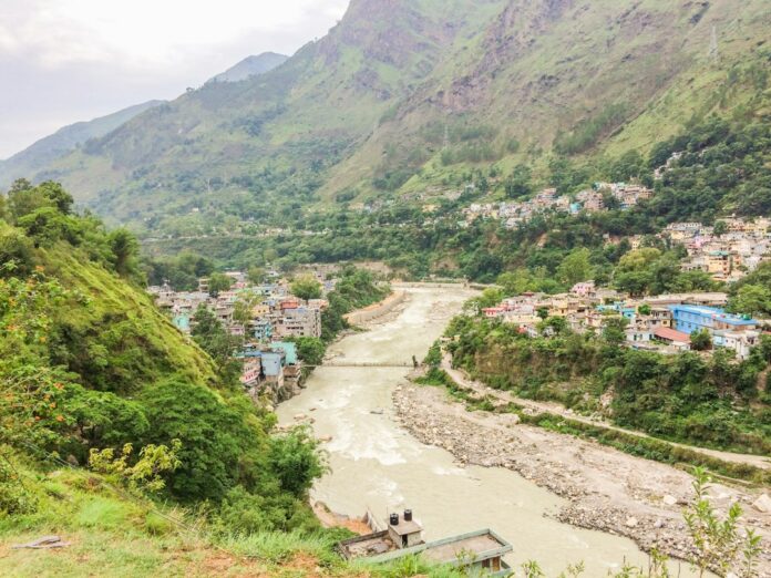 नेपालमा वर्षा र नदी जोखिमसम्बन्धी प्रतिनिधि तस्बिर नेपालको नदी र पहाडी भूभागको प्रतिनिधिमूलक तस्बिर