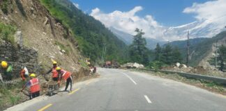 दसैंअघि चितवनसहितका सडक मर्मत तीव्र, यात्रामा सावधानी अपनाउन आग्रह पहाडी सडकको छेउमा सडक मर्मत र ढलान स्थिरीकरण गर्दै कामदार