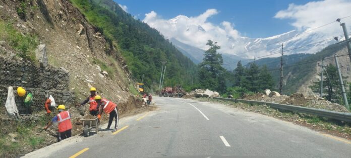 पहाडी सडकको छेउमा सडक मर्मत र ढलान स्थिरीकरण गर्दै कामदार