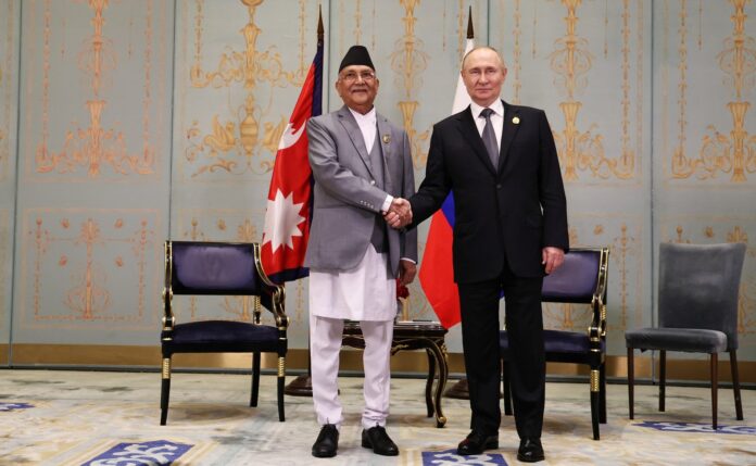 नेपालका प्रधानमन्त्री र रुसी राष्ट्रपतिबीचको भेटमा नेपाल र रुसका झण्डा