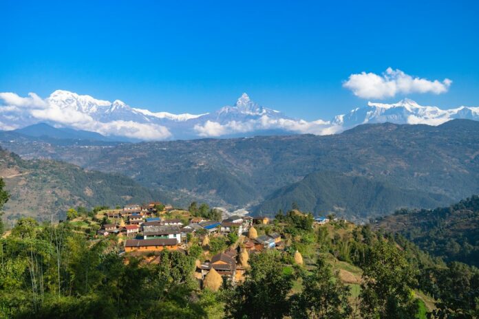 नेपालको पहाडी गाउँ र पृष्ठभूमिमा हिमाल देखिने प्रतिनिधिमूलक दृश्य