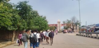 दसैंअघि रुपैडिहा बजारमा नेपाली ग्राहक घटे, नेपालगञ्जका पसलमा चहलपहल बढ्यो नेपालगञ्ज बजारमा दसैंअघि किनमेल गर्दै ग्राहकहरू