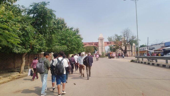 नेपालगञ्ज बजारमा दसैंअघि किनमेल गर्दै ग्राहकहरू