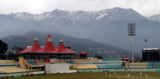 हिमालको पृष्ठभूमिमा रहेको क्रिकेट मैदान; एनपीएलको वास्तविक खेलस्थल वा खेलको प्रत्यक्ष तस्बिर होइन।