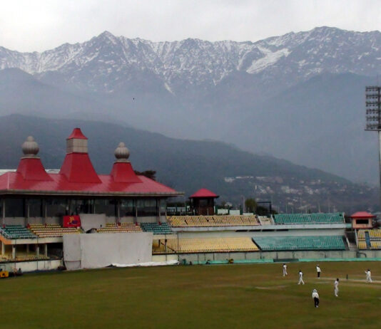 हिमालको पृष्ठभूमिमा रहेको क्रिकेट मैदान; एनपीएलको वास्तविक खेलस्थल वा खेलको प्रत्यक्ष तस्बिर होइन।