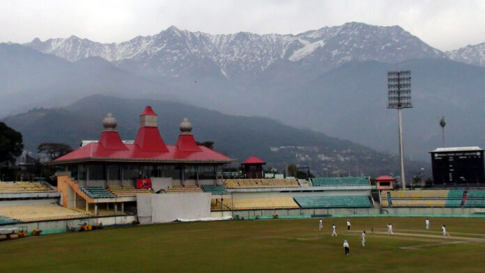हिमालको पृष्ठभूमिमा रहेको क्रिकेट मैदान; एनपीएलको वास्तविक खेलस्थल वा खेलको प्रत्यक्ष तस्बिर होइन।