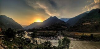 वर्षौँको ढिलाइपछि माथिल्लो कर्णाली आयोजना अघि बढाउने निर्णय, निर्माणका लागि पाँच वर्षको समयसीमा कर्णाली नदीमा सूर्यास्तको दृश्य; माथिल्लो कर्णाली जलविद्युत् आयोजनासम्बन्धी समाचारका लागि प्रतिनिधिमूलक तस्बिर