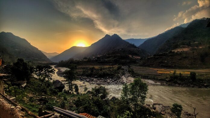कर्णाली नदीमा सूर्यास्तको दृश्य; माथिल्लो कर्णाली जलविद्युत् आयोजनासम्बन्धी समाचारका लागि प्रतिनिधिमूलक तस्बिर