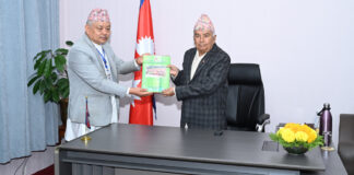 थारू आयोगले राष्ट्रपति पौडेलसमक्ष वार्षिक प्रतिवेदन पेस गर्यो थारू आयोगको वार्षिक प्रतिवेदन बुझाउने कार्यक्रमको प्रतिनिधि तस्बिर