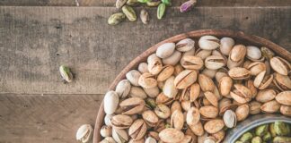 काठको सतहमा राखिएको कचौराभरि बदाम, काजु र पिस्ता — तिहारको भाइ मसला तथा सुक्खा फलफूल आयातसम्बन्धी समाचारका लागि प्रतिनिधिमूलक तस्बिर।