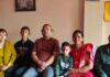 दशैंको टीका र जमरासहित परिवारका सदस्यहरू सँगै बसेको तस्बिर