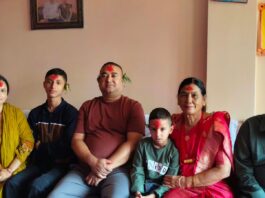 दशैंको टीका र जमरासहित परिवारका सदस्यहरू सँगै बसेको तस्बिर