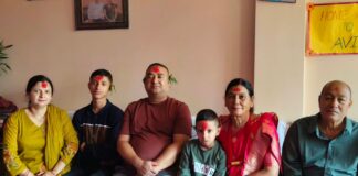 दशैंको सन्देश: टीका, आशीर्वाद र पारिवारिक सद्भावले जोड्दै पुस्ता दशैंको टीका र जमरासहित परिवारका सदस्यहरू सँगै बसेको तस्बिर