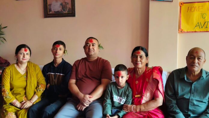 दशैंको टीका र जमरासहित परिवारका सदस्यहरू सँगै बसेको तस्बिर