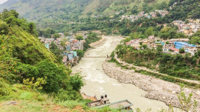 नेपालको नदी र पहाडी बस्तीको प्रतिनिधिमूलक दृश्य; बाढी प्रभावित क्षेत्रको प्रत्यक्ष तस्बिर होइन