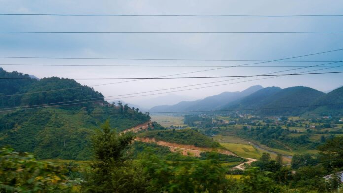नेपालको सडकमा चलिरहेको यात्रुवाहक बसको प्रतिनिधिमूलक तस्बिर नेपालको सडकमा यात्रु बोकेको बसको प्रतिनिधिमूलक दृश्य