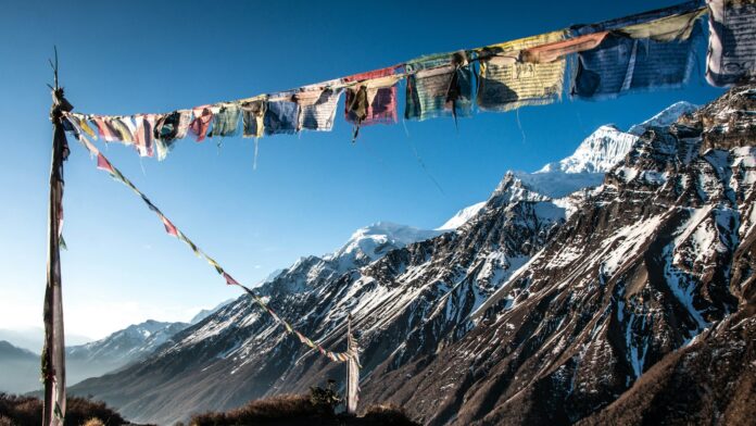 नेपालको हिमाली क्षेत्रमा पदयात्रा मार्ग र पहाडी दृश्य; रासुवा र धादिङका पदमार्ग पुनः खुलेको समाचारका लागि प्रतिनिधिमूलक तस्बिर