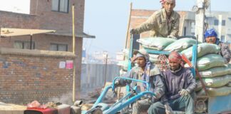 नेपालमा निर्माण तथा उत्पादन क्षेत्रमा काम गरिरहेका श्रमिकहरूको प्रतिनिधिमूलक दृश्य