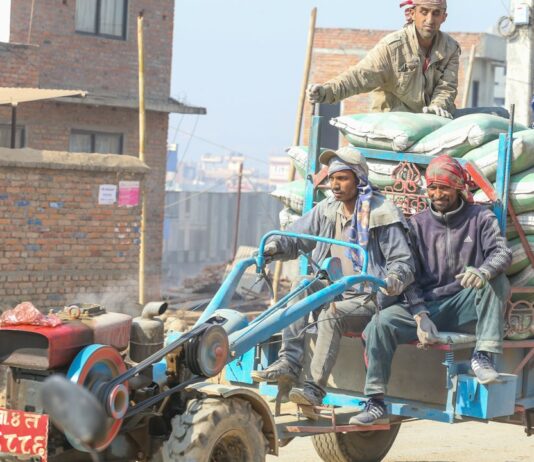 नेपालमा निर्माण तथा उत्पादन क्षेत्रमा काम गरिरहेका श्रमिकहरूको प्रतिनिधिमूलक दृश्य