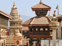 भक्तपुर दरबार क्षेत्रको परम्परागत मन्दिर वास्तुकला; राष्ट्रपति नवदुर्गा मन्दिर गएको घटनाको प्रत्यक्ष तस्बिर होइन