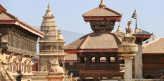 भक्तपुर दरबार क्षेत्रको परम्परागत मन्दिर वास्तुकला; राष्ट्रपति नवदुर्गा मन्दिर गएको घटनाको प्रत्यक्ष तस्बिर होइन
