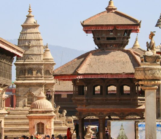 भक्तपुर दरबार क्षेत्रको परम्परागत मन्दिर वास्तुकला; राष्ट्रपति नवदुर्गा मन्दिर गएको घटनाको प्रत्यक्ष तस्बिर होइन