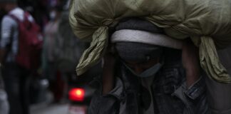 २५ एजेन्सीको विवादले मलेसियाको रोजगारी रोकियो, श्रम निकायले कानुनी कदम चाल्यो वैदेशिक रोजगारीसम्बन्धी समाचारका लागि प्रतिनिधिमूलक श्रमिक दृश्य; यो मलेसियाको वास्तविक भर्ती प्रक्रियाको तस्बिर होइन।