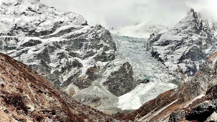 हिमाली क्षेत्रमा मौसम जोखिमसम्बन्धी प्रतिनिधिमूलक तस्बिर हिउँले ढाकिएका हिमाली चुचुरा र बादलको प्रतिनिधिमूलक दृश्य; यो हालको मौसम घटना वा वास्तविक ट्रेकिङ टोलीको तस्बिर होइन